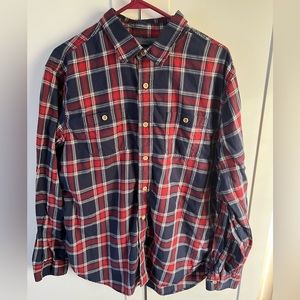 AMERICAN EAGLE XL BLUE AND RED PLAID BUTTON DOWN SHIRT. NICE CONDITION.